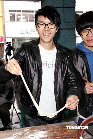 方大同卢广仲学做油条 早餐店前现场演唱(组图)