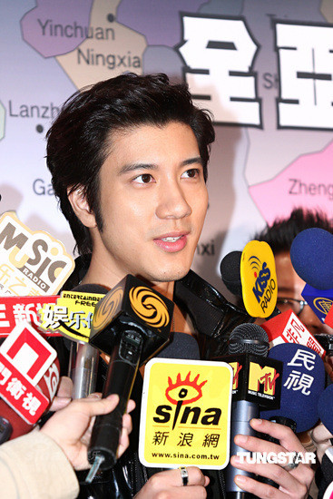 王力宏手拿新浪麦标