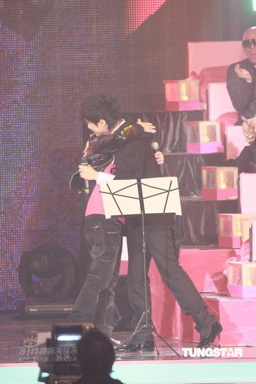 王祖蓝古巨基拥抱