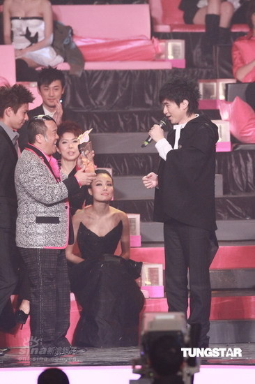 古巨基《眼睛不能没眼泪》获颁金曲奖