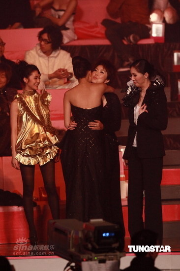 关菊英送上祝福之吻