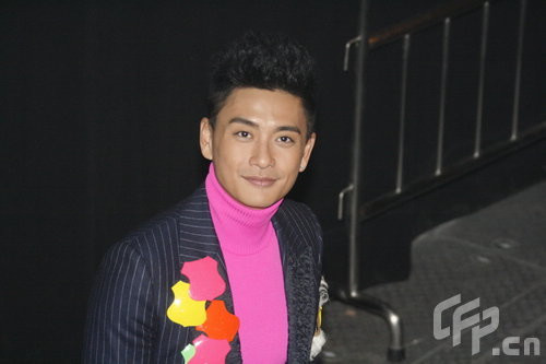 黄宗泽衣着帅气