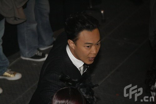 陈奕迅神情严肃