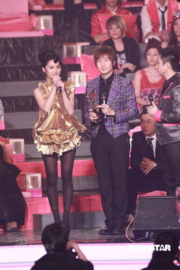 蔡卓妍林俊杰一起领奖