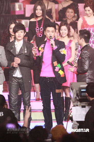 黄宗泽领取男新人银奖