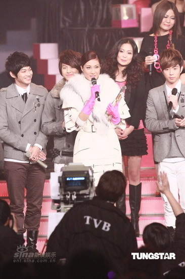 钟嘉欣领取女新人银奖