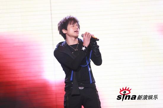 张杰双手抱话筒高歌