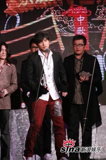 周杰伦领奖红裤搭配黑外套