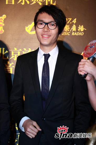 方大同黑框眼镜亮相