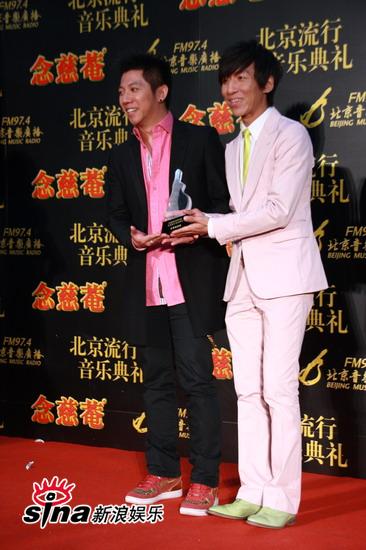 羽泉合捧奖杯亮相