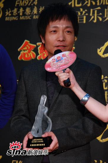 许巍捧奖杯谈心情