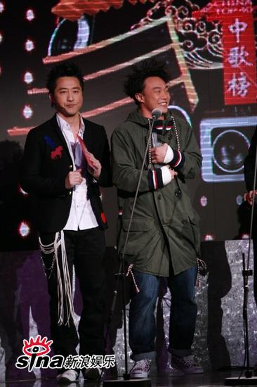 陈奕迅开心捧得奖杯