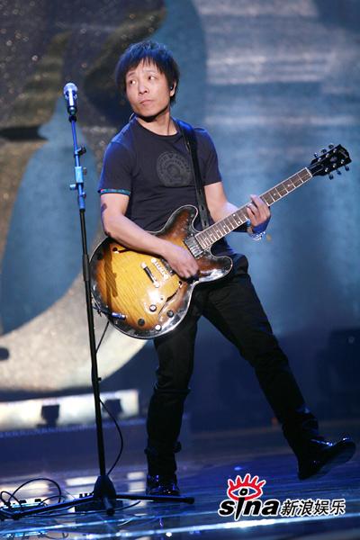 许巍登台表演