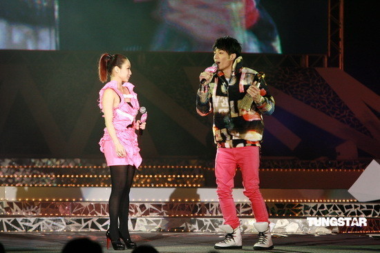 图文:十大中文金曲颁奖礼--郑融周柏豪赢得掌声