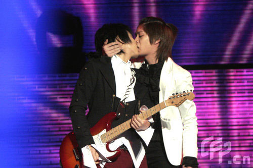 希澈与另一位成员在舞台上公然上演“断背”吻