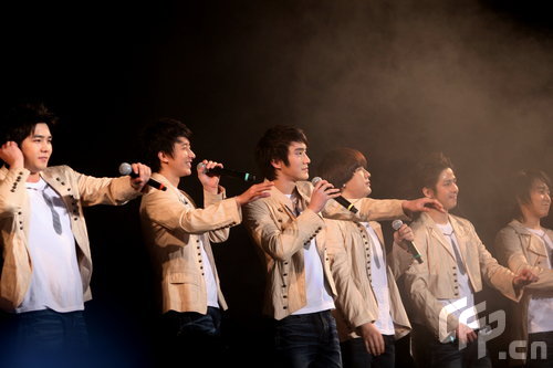 SJ齐登台表演