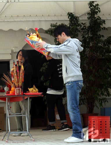 黎老板拜得认真