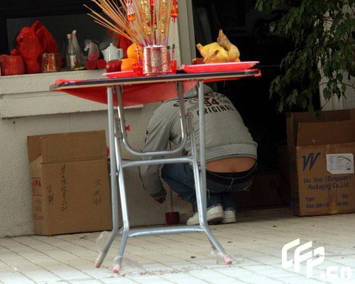 亲自钻桌底点相