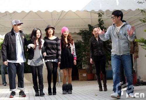 众歌手听黎老板教诲