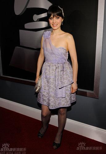 佐伊-丹斯切尔紫裙娇美