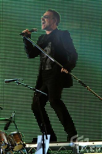 U2乐队登台激情演唱