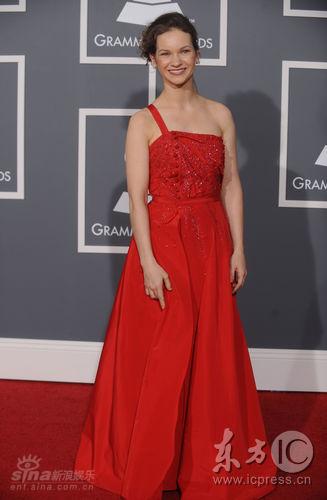 小提琴家希拉里-哈恩亮相红毯