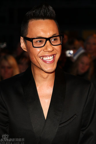 时尚节目主持人兼造型师Gok Wan亮相