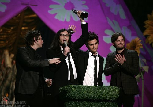 莱昂国王乐队(Kings Of Leon)获颁国际最佳团体奖