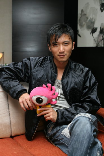 图文:独家对话谢霆锋--手捧小浪人