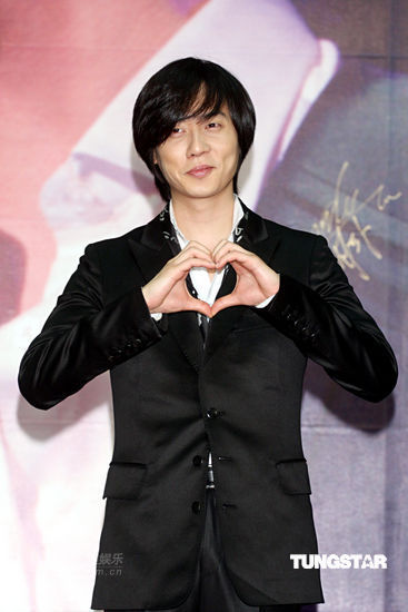 组图:神话andy台湾办签名会 透露组合8月再聚