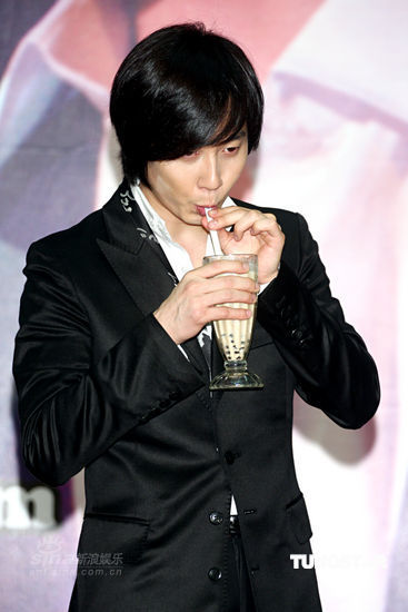 新浪娱乐讯 韩国超人气偶像团体神话成员andy,在睽违台湾9年后,昨天(3