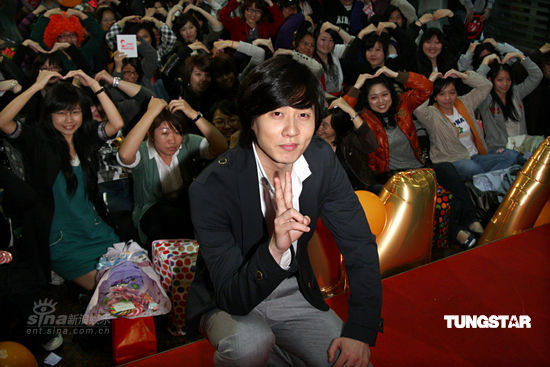 组图:神话andy台湾办签名会 透露组合8月再聚