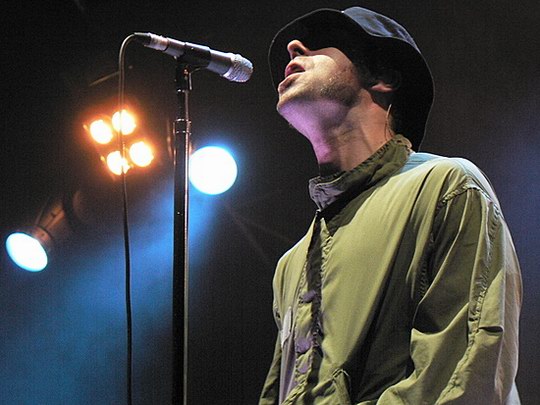 图文:绿洲乐队香港开唱--主唱liam登台