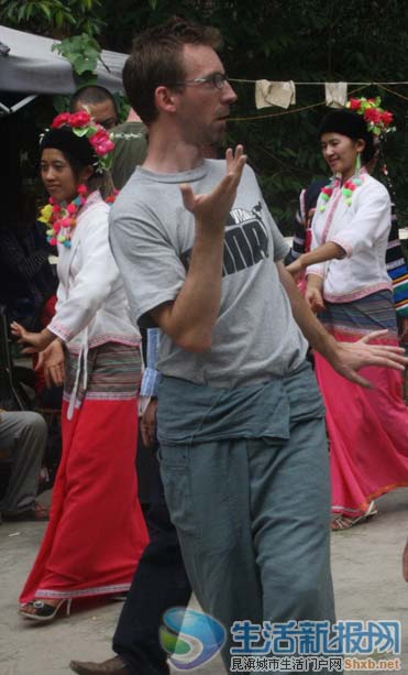 托马学跳舞，看上去很像打太极