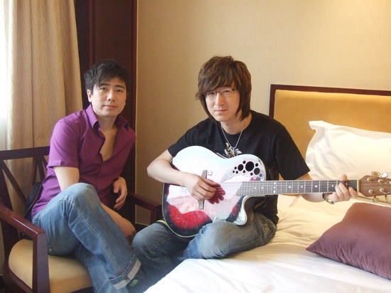 南合文斗在下榻酒店接受专访