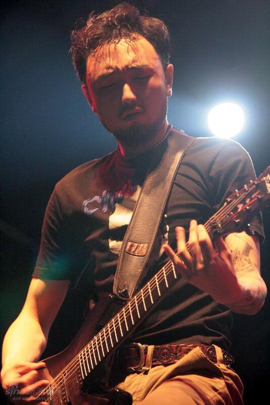 图文:09迷笛第三天--夜叉乐队激情solo