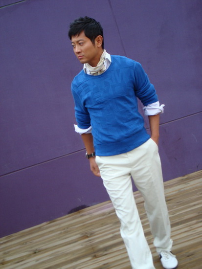 罗中旭最新时装大牌花絮 围巾领结当道(组图)