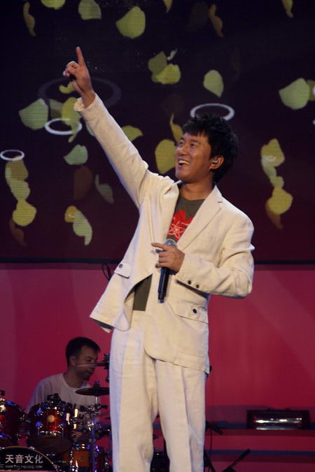 满文军向歌迷致意