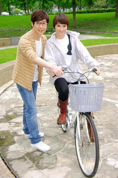 李心洁跨刀展歌喉 品冠上镜怕脸太大(组图)