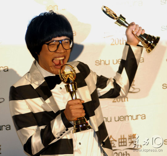 图文:第20届金曲奖后台-卢广仲夺二奖欣喜若狂