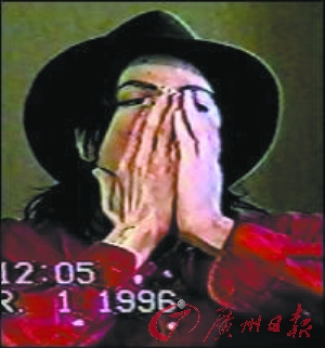 迈克尔·杰克逊刚被曝光的受审录像截频，他的反应并不像美国媒体曾经所说的那样暴怒、紧张，而是有点无奈、伤心、头痛的样子，还不断摇头表示所受指控都是假的。