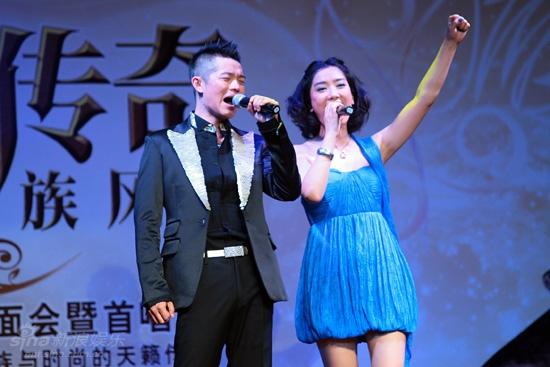 曾毅(左)和玲花献唱