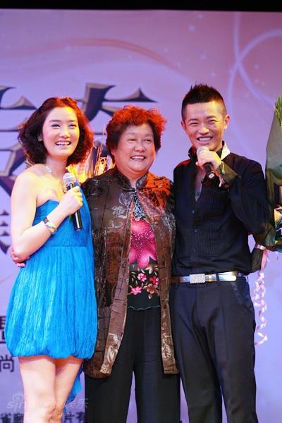 玲花妈妈(中)到场