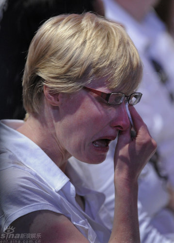 图文:杰克逊公众悼念仪式 歌迷抹泪哭红鼻子