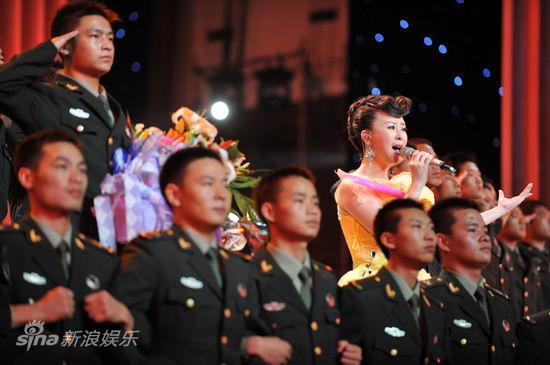 图文:祖海演唱会--祖海唱军歌