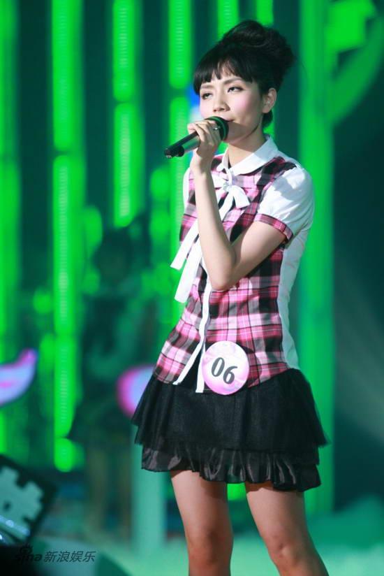 浏览原图 刘惜君超短裙上阵   新浪娱乐讯 8月14日晚,2009快乐女声