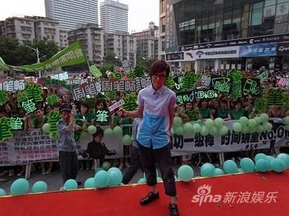 周笔畅于广州签名会与歌迷大合影。