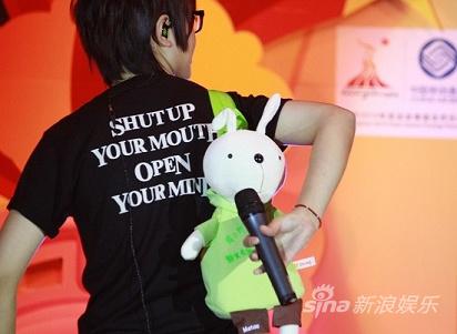 笔笔耍宝演唱。