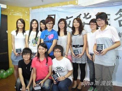 周笔畅在珠海与高考状元合影。