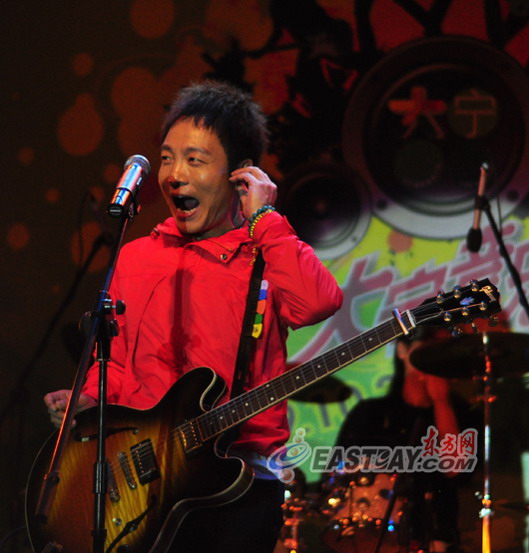 许巍与台下歌迷互动